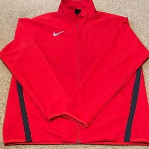 Lightweight men’s Nike jacket EUC! Great for golf or the gym!